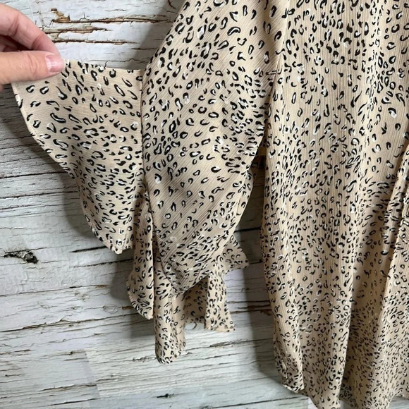 Vince camuto tan black blouse top  waterfall sleeve size small - Picture 2 of 9